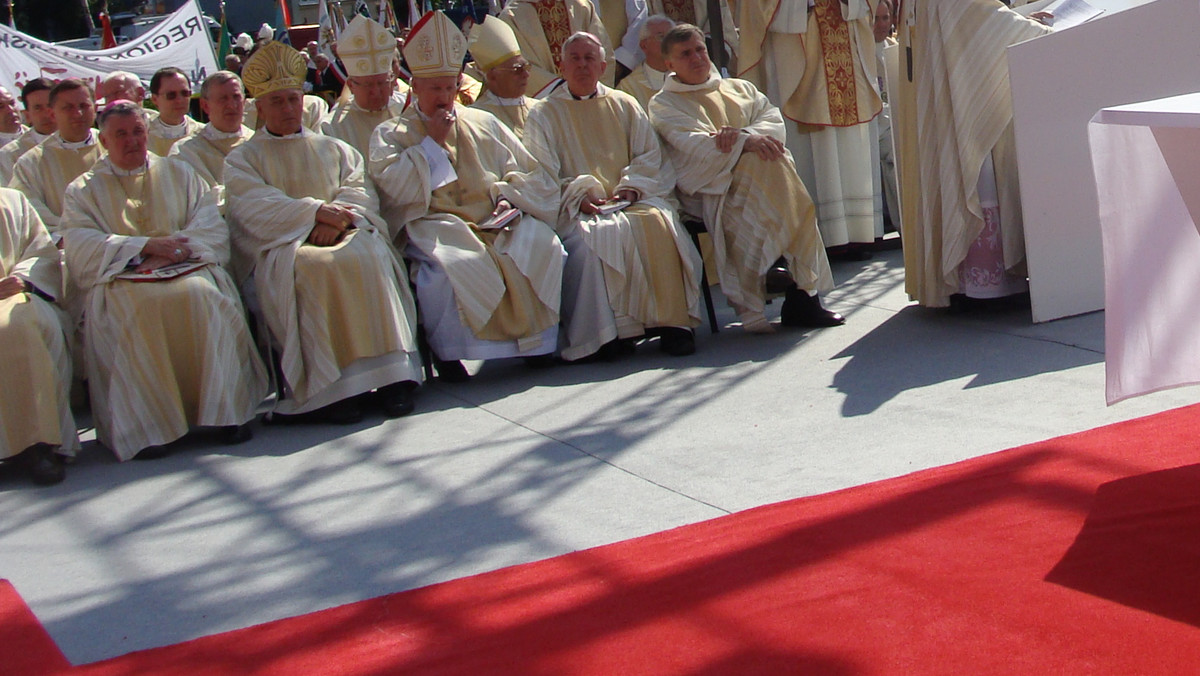 Episkopat Polski po serii problemów wywołanych tuszowaniem tak współpracy niektórych duchownych z komunistyczną bezpieką, jaki problemów moralnych, powinien nie dopuścić do publicznego zgorszenia "maluczkich" Jak mówi Ewangelia "Kto by się stał powodem grzechu dla jednego z tych małych, którzy wierzą, temu byłoby lepiej uwiązać kamień młyński u szyi i wrzucić go w morze.".