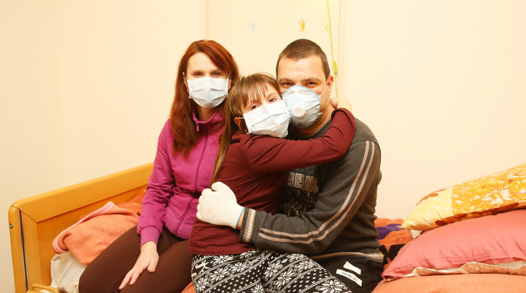 A férfi több hét után ölelhette most magához kislányát, Andreát és feleségét, 
Editet, de a fertőzésveszély miatt még maszkot kell viselniük / Fotó: Pozsonyi Zita