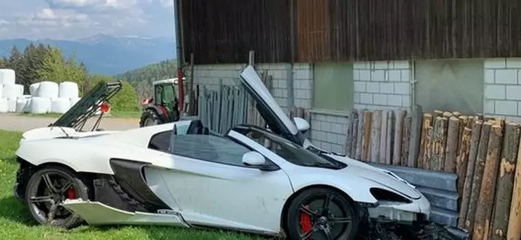 McLaren 650S Spider wbił się w stodołę