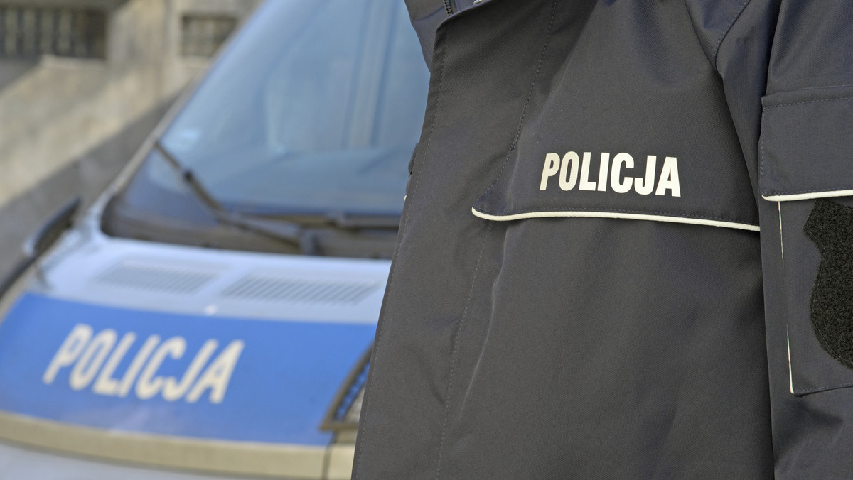 Zarzuty przekroczenia uprawnień i niedopełnienia obowiązków przedstawiła ostrołęcka prokuratura policjantowi z komendy miejskiej w Olsztynie. To już 18 funkcjonariusz podejrzany w śledztwie dotyczącym wymuszania zeznań i bicia zatrzymanych na tej komendzie.