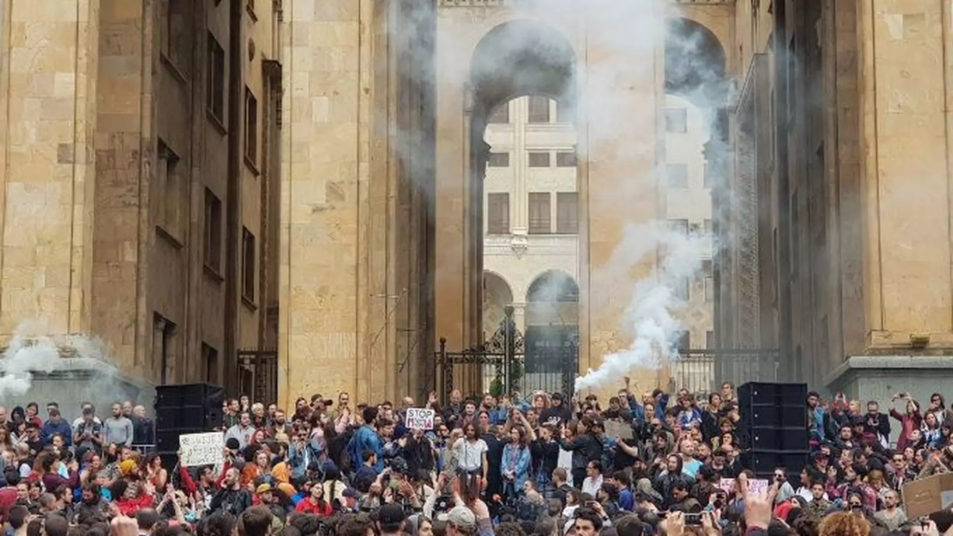 Uzbrojeni policjanci w Gruzji zamknęli jeden z najważniejszych klubów techno na świecie. Ludzie tańczą przed parlamentem w ramach protestu