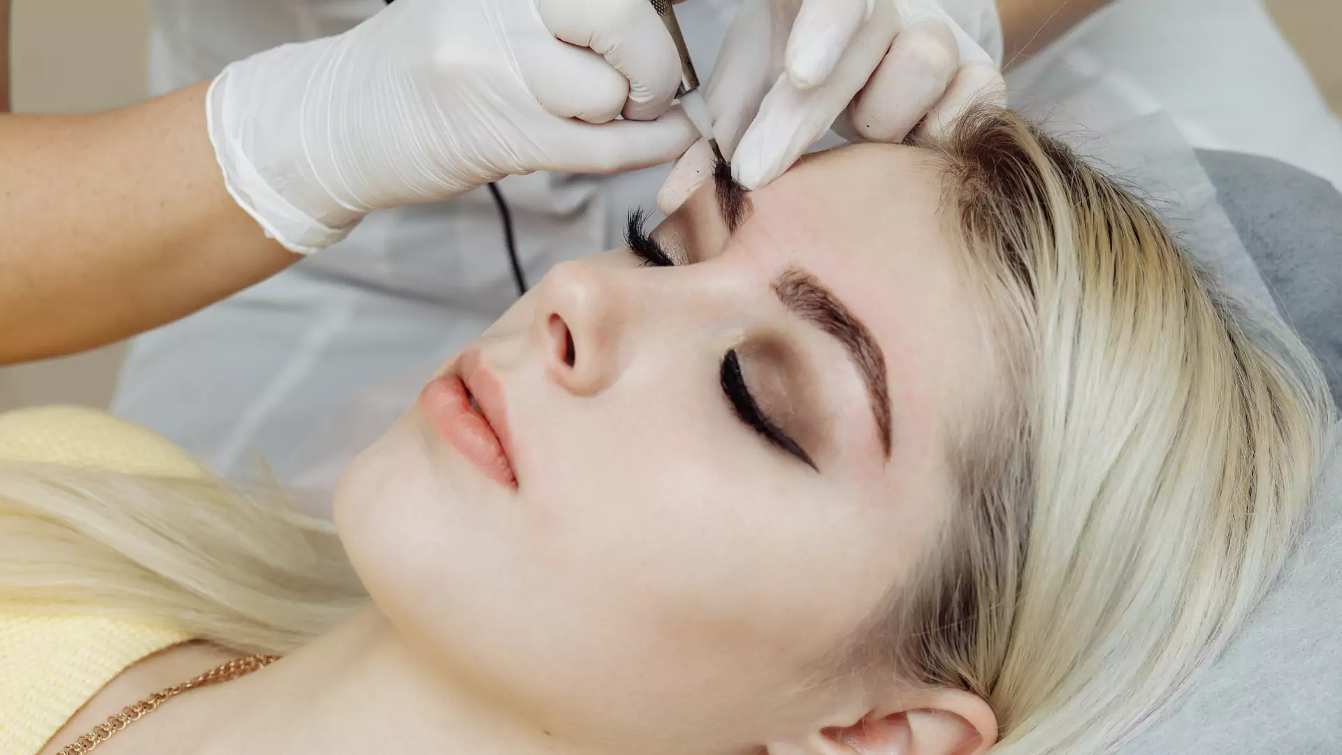 Microblading brwi zyskuje popularność. Jego cena jest zawrotna