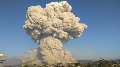 Eksplozja wulkanu Sinabung w Indonezji. Ogromna chmura popiołu [ZDJĘCIA]