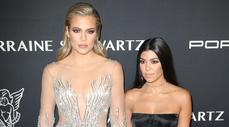 Tűzoltó ruhát vettek fel a Kardashian lányok /Fotó: Northfoto