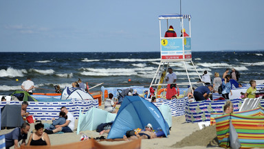 Plaże pełne i (w większości) bezpieczne. Ale ratowników brakuje