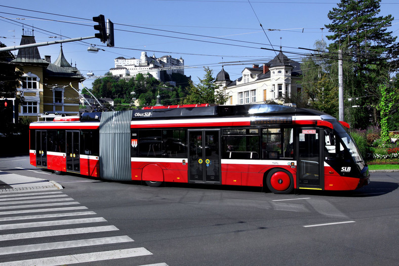 Solaris Trollino 18 MetroStyle w barwach Salzburger Lokalbahnen na tle Twierdzy Hohensalzburg. Fot. Archiwum Cegelec