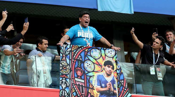 Maradona tombolt az Argentína-Nigéria meccsen / Fotó:  MTI/EPA/Tolga Bozoglu