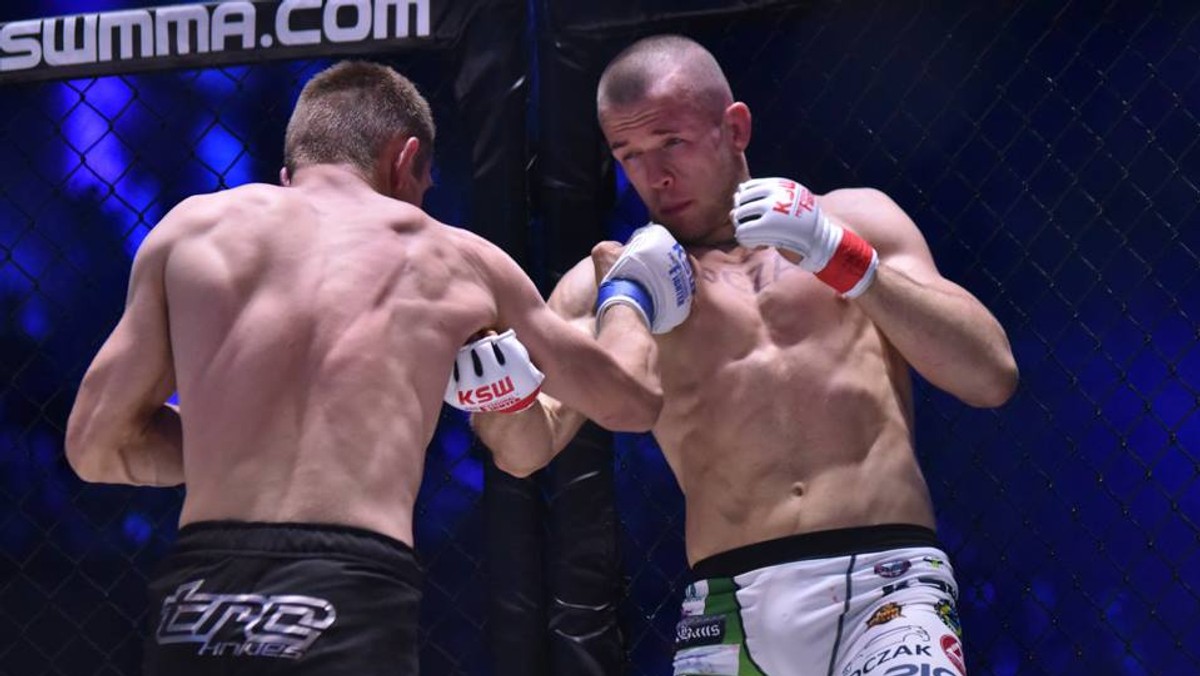 Gala KSW 35 rozpoczęta. W pierwszej walce tego wieczoru Kamil Szymuszowski okazał się lepszy od Mindaugasa Verzbickasa. Pojedynek trwał pełen dystans, a po trzech rundach sędziowie wypunktowali triumf Polaka nad Litwinem. Szymuszowski nie pokazał w tym starciu wszystkich swoich możliwości, ale kontrolował walkę i umiejętnie punktował.