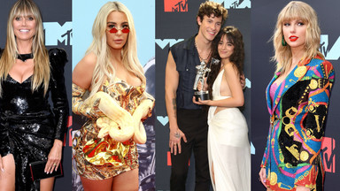 MTV VMA 2019: wąż na szyi, modele na smyczy i zakochani Mendes i Cabello. Kto pojawił się na czerwonym dywanie?