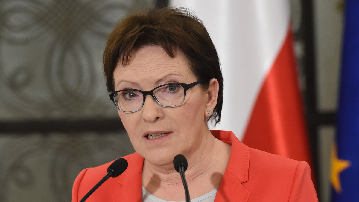 W Raciążu (Mazowieckie) dzisiaj po godz. 9.30 rozpoczęła się narada premier Ewy Kopacz i ministra administracji i cyfryzacji Andrzeja Halickiego z wojewodami oraz przedstawicielami służb w sprawie szkód w uprawach wyrządzonych przez suszę.