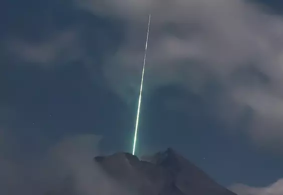 Fotograf uchwycił promień zielonego światła nad wulkanem. Eksperci wyjaśniają, skąd się wziął