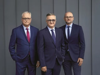 Firma DLF od blisko 30 lat dostarcza na polski rynek wysokiej jakości produkty z zakresu AGD i nowych technologii, które odpowiadają współczesnym wyzwaniom. Na zdjęciu (od lewej): Jarosław Milewski (wiceprezes zarządu DLF), Sławomir Radacki (prezes zarządu DLF), Arkadiusz Grochowski (wiceprezes zarządu DLF)