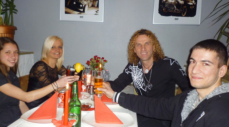Balázs Palival egyik nagy rajongója, Évi (hátul) nyerte a közös vacsorát, amire elhívta lányát és kedvesét is