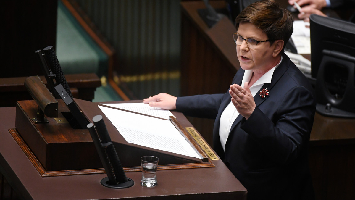 Nowoczesna składa wniosek do komisji etyki o ukaranie naganą premier Beaty Szydło. Posłowie Nowoczesnej poinformowali, że wniosek jest reakcją na słowa premier podczas sejmowej debaty nad wotum nieufności wobec szefa MON. Jak ocenili, słowa te były "haniebne".