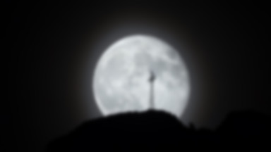 Spektakularne zdjęcie Księżyca w tle... Giewontu. "Próbowałem od kilku lat"