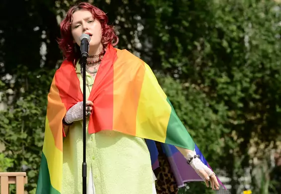 Weszła do studia TVP z flagą LGBT. "Ludzie dziękują za to, że zagrałam Telewizji Polskiej na nosie"
