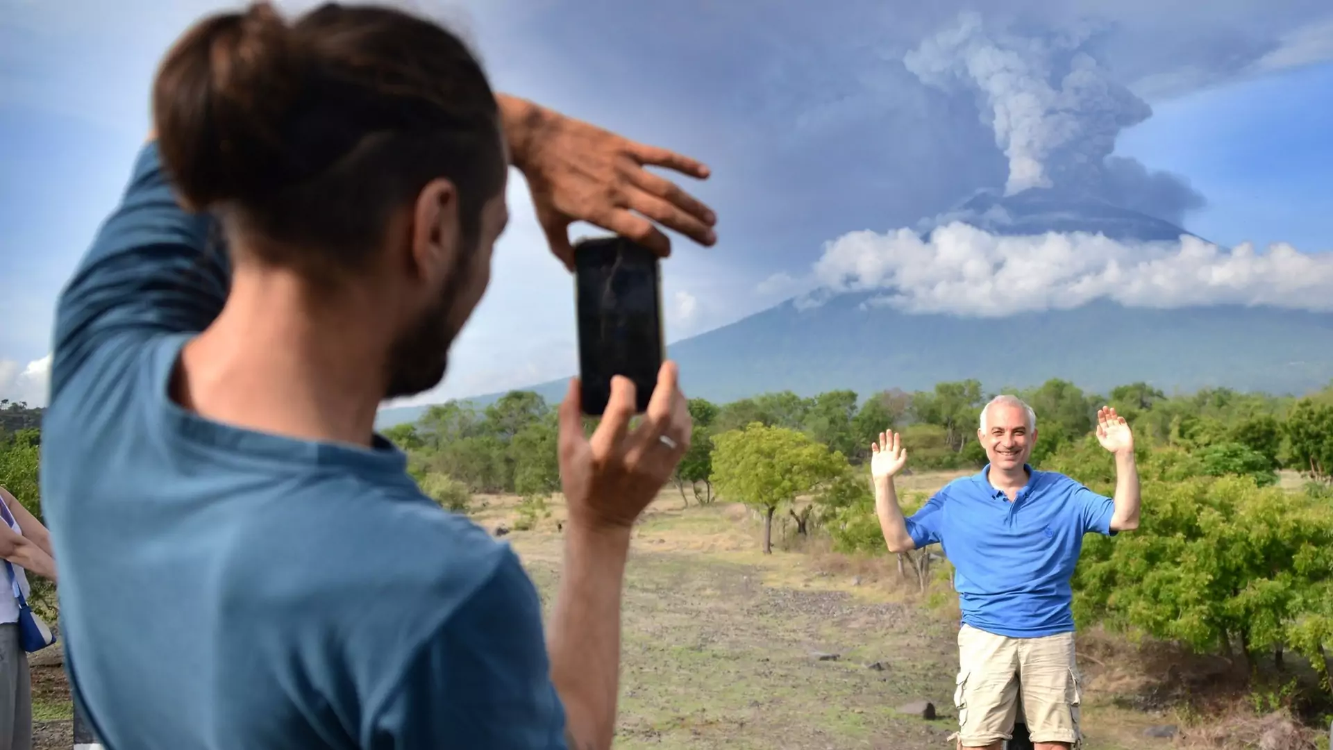 Erupcja wulkanu na Bali. Lokalsi uciekają przed śmiercią, turyści robią selfies