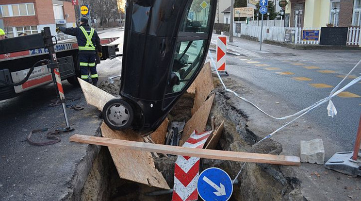 Megelőzni 
nem sikerült 
a bajt, de a 
gödörből 
azért „kisegítették” a 
bajba jutott 
autóst