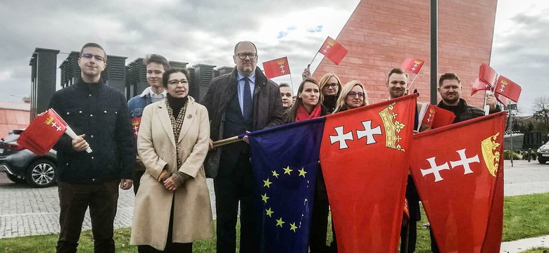 Kłótnia o flagi. Czy politycy PO popełnili błąd, atakując w ten sposób dyrektora MIIWŚ?