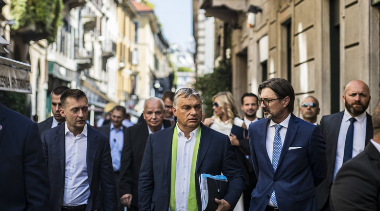Orbán Viktor kormányfő (középen) Rogán Antal kabinetminiszter
(balra) és Csiszár Jeno főkonzul kíséretében érkezett /Fotó: MTI/ Szecsődi Balázs