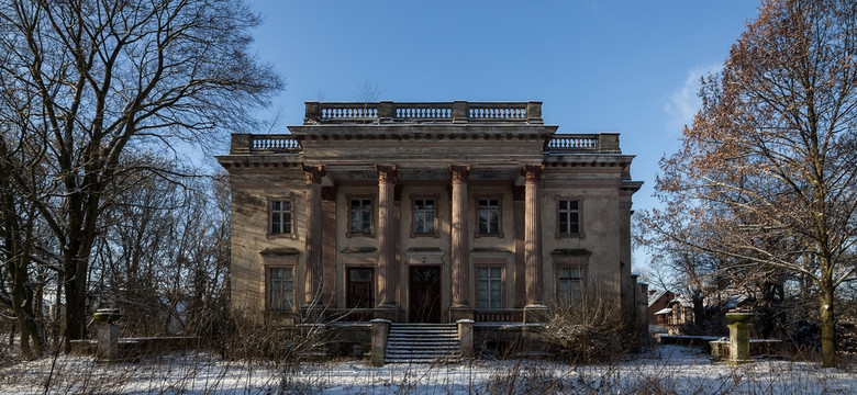 Opuszczony pałac "Ulotny kunszt"
