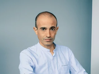 Prof Yuval Noah Harari – jest izraelskim historykiem, filozofem i autorem bestsellerów: „Sapiens: Od zwierząt do bogów”, „Homo deus. Krótka historia jutra”, „21 lekcji na XXI wiek” oraz „Sapiens: Narodziny ludzkości. Opowieść graficzna”. Jego książki sprzedały się w 40 milionach egzemplarzy w 65 językach, a on jest dziś uważany za jednego z najbardziej wpływowych intelektualistów na świecie.