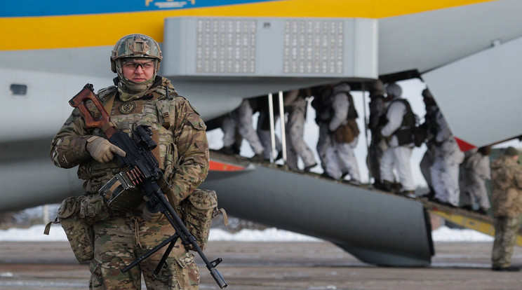 Ukrán katonák december elején, mikor még kelet felé vezényelték őket / Fotó:  MTI/EPA/Szerhij Dolzsenko