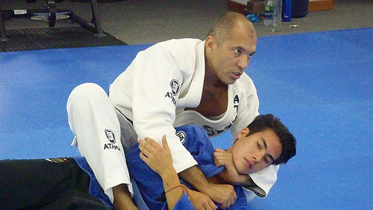 Choć Royce Gracie ma już 49 lat to właśnie zakomunikował, że bardzo chętnie stoczy kolejną walkę, o ile otrzyma dobrą propozycję. Legendarny Brazylijczyk, który wygrał trzy turnieje na galach UFC (UFC 1, UFC 2, UFC 4) w lutym pokonał na gali organizacji Bellator Kena Shamrocka przez techniczny nokaut. Starcie "dziadków" cieszyło się świetną oglądalnością.