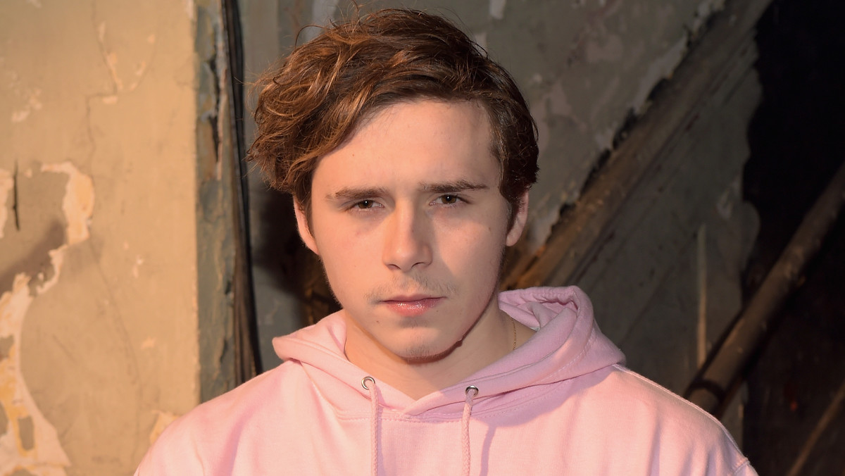 Brooklyn Beckham nie jest już małym chłopcem. Syn Davida Beckhama idzie w ślady sławnego ojca, a na Instagramie pochwalił się drugi tatuażem. Co przedstawia trwała pamiątka na jego ciele?