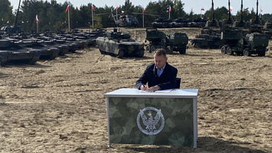 Minister Błaszczak chwali się tonami sprzętu. Zabrakło go na szczycie NATO