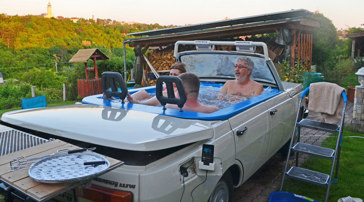 Az 1985-ös Wartburgban négy ember kényelmesen pezsgőfürdőzhet