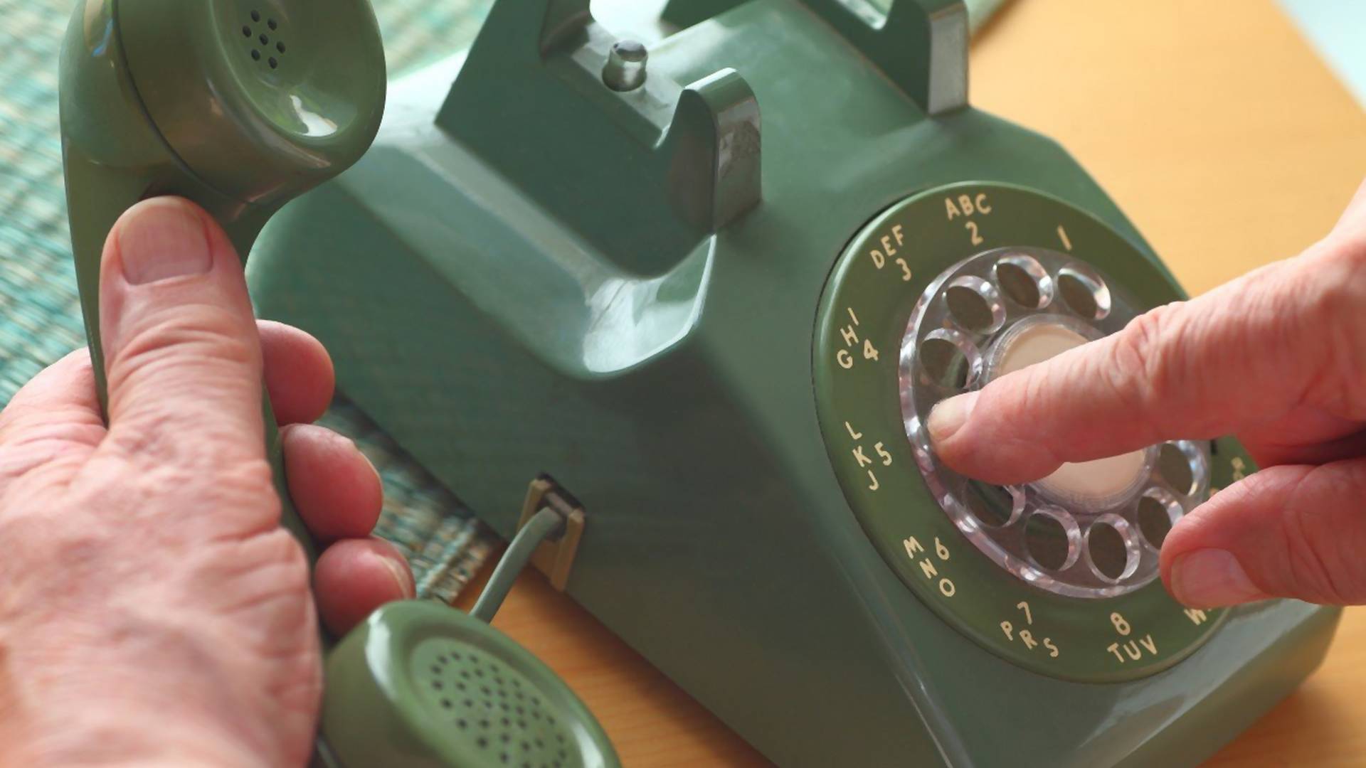 Klinac je pokušao da koristi stari telefon sa brojačem i svi umiru od smeha