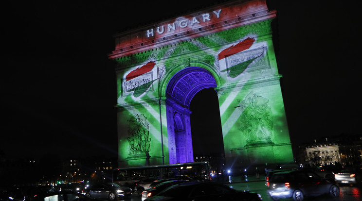 A magyar színek mellett a Hungary felirat is megjelent a diadalíven /Fotó: AFP