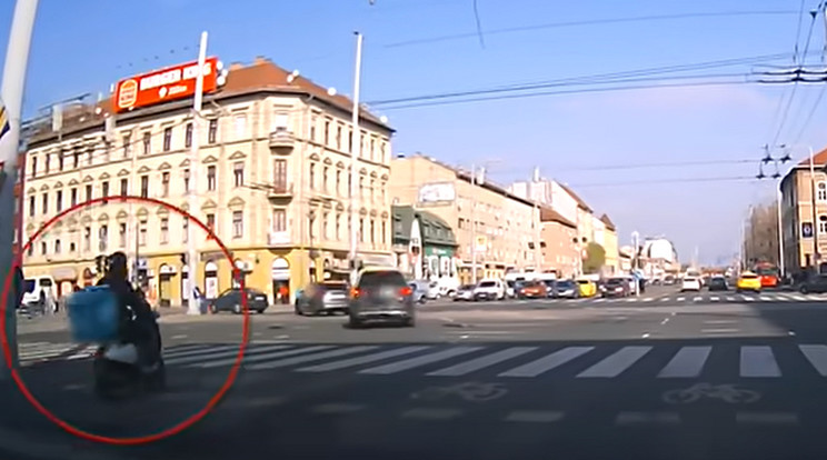 Piros lámpán hajtott át a Wolt egyik motoros futárja: a baleset nem maradt el / Fotó: YouTube