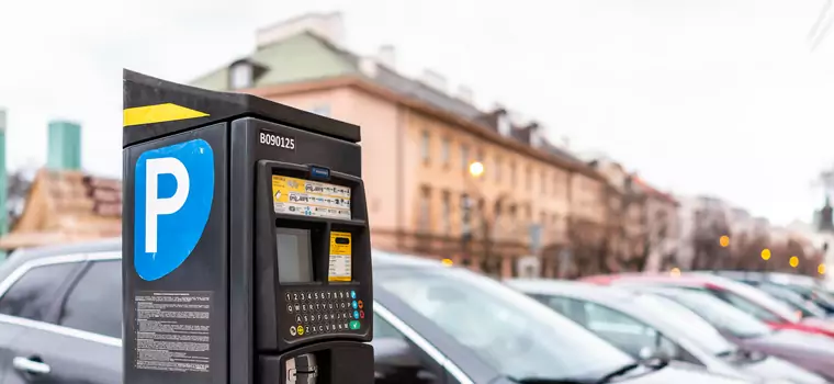 Kierowcy elektryków chętnie korzystają z tego przywileju. W Warszawie widać to najwyraźniej