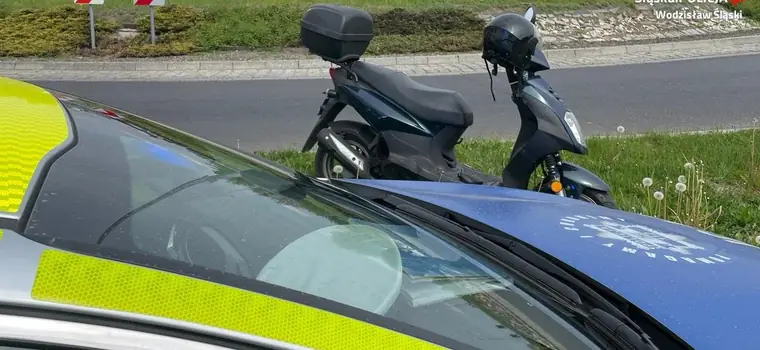 Kierowca motoroweru nie zdołał pokonać ronda. Dziwi fakt, że w ogóle dał radę jechać