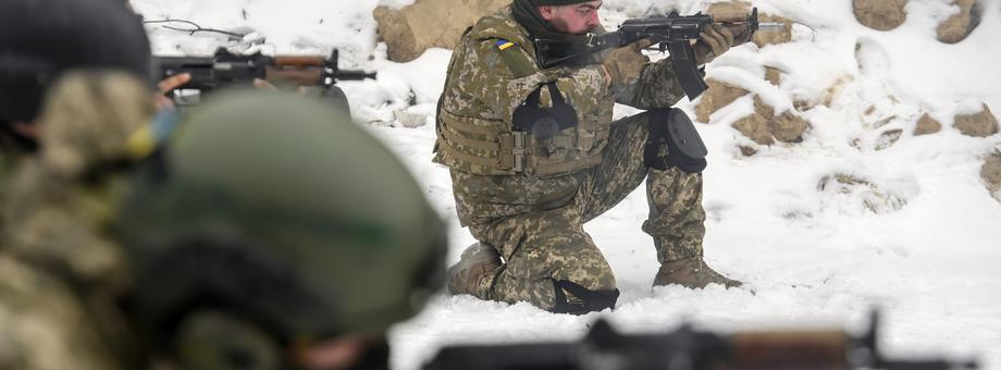 Żołnierze ukraińscy podczas ćwiczeń (zdjęcie ilustracyjne)