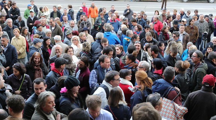 Nagy tömeg gyűlt össze a Bécsi úti szerkesztőség előtt /Fotó: Grnák László