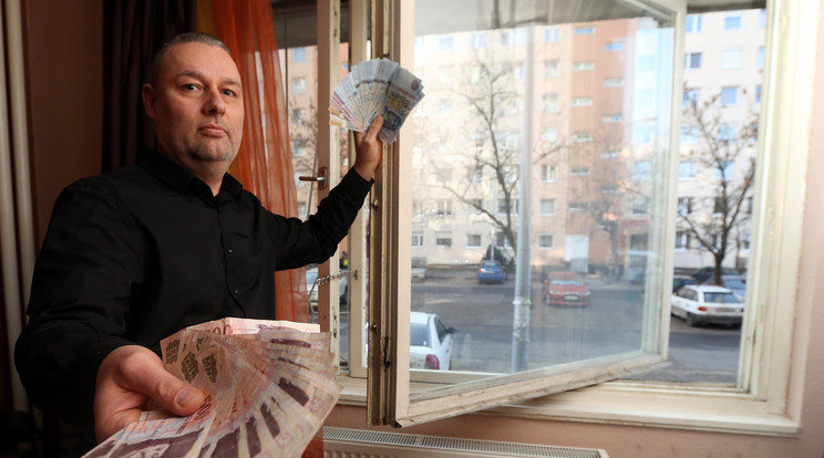 Andócsi Imre 170 ezer forintot fizetett ki az új nyílászárókra, amiket azóta sem látott / Fotó: Weber Zsolt