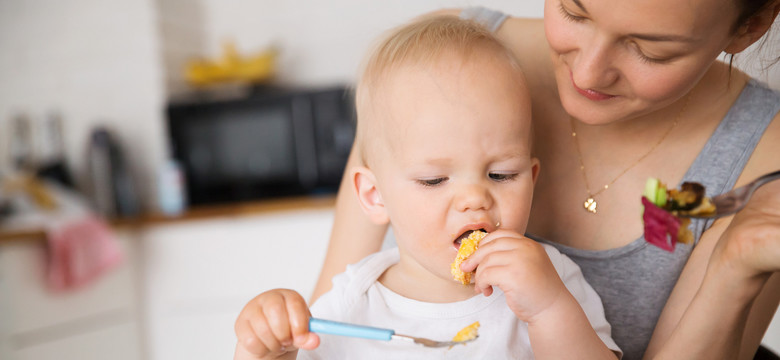 Rozszerzanie diety – po pierwsze warzywa, po drugie owoce. Jak bezpiecznie wprowadzać nowe produkty do menu dziecka?