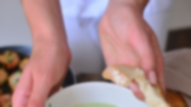 Maślany chłodnik ogórkowy z solą czosnkowo-ziołową i pikantnymi krewetkami