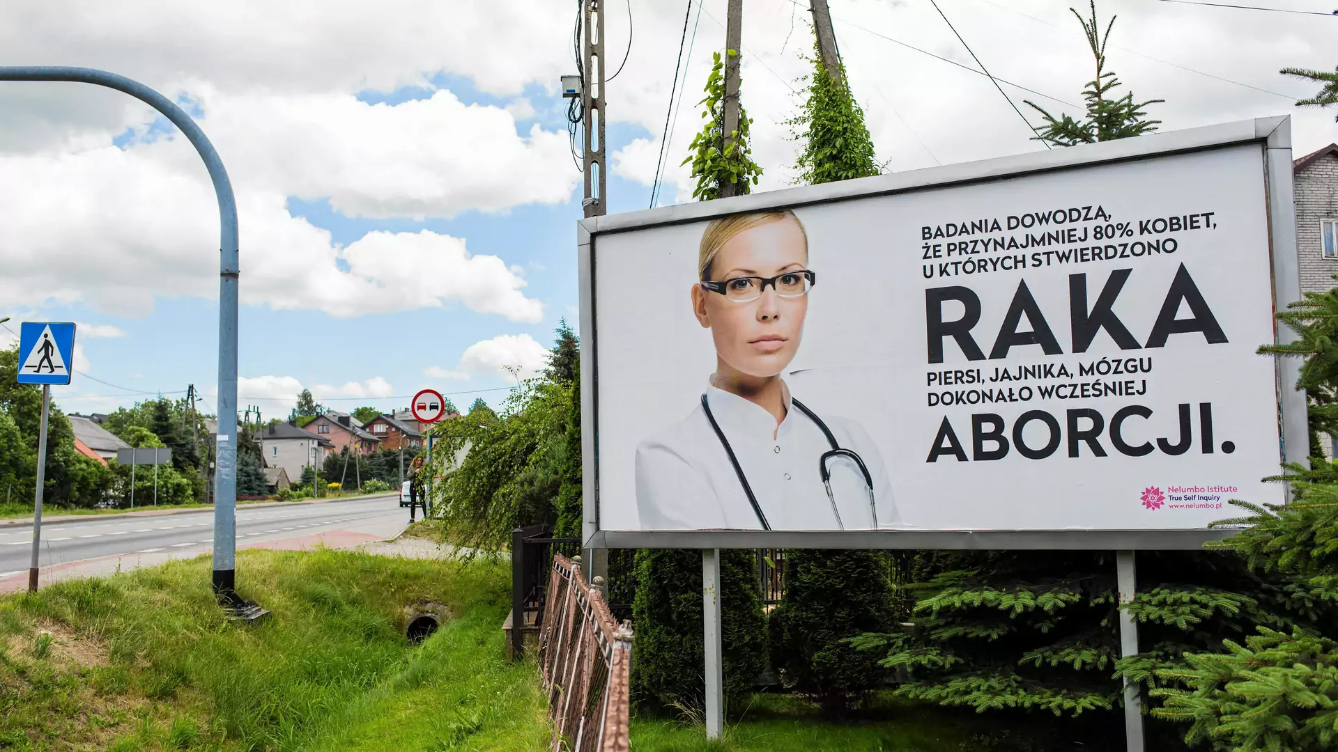 Skandaliczny billboard pod Krakowem. Sugerują związek aborcji z nowotworem