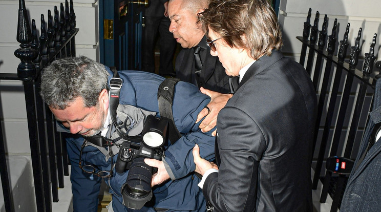 Tom Cruise gálánsan felsegített egy fotóst, aki elesett egy lépcsőn/Fotó: profimedia