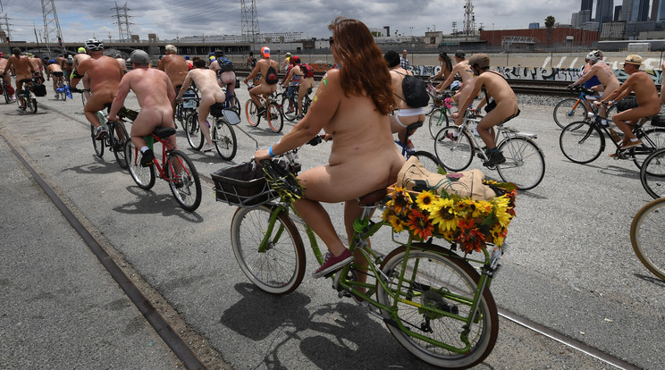 Pucéran bicikliznek a tisztább levegőért/Fotó: AFP