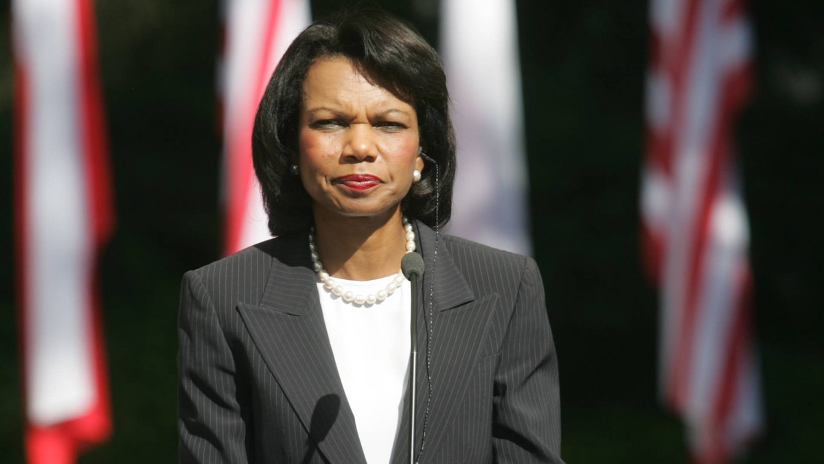 Zamachy 11 września, globalny kryzys finansowy i rewolucje w świecie arabskim uderzyły w amerykańskie interesy - przekonuje Condoleeza Rice w artykule opublikowanym w "The Financial Times". Była sekretarz stanu USA wskazuje, że Stany Zjednoczone powinny przezwyciężyć swoją niechęć do kierowania innymi, bo brak działania ze strony USA stworzy próżnię, którą wypełnią przeciwnicy wolności. "To stanie się tragedią" - akcentuje.