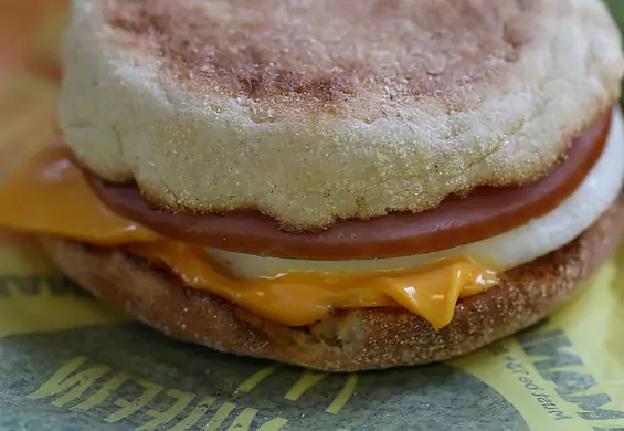 Nie wychodząc z domu poczujesz się jak w McDonald's. Sieć zdradza przepis na kanapkę McMuffin