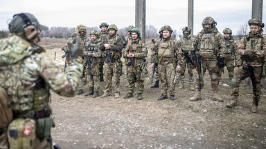 Podpis, który wszystko zmieni. "Ukrainie brakuje zdrowych, młodych mężczyzn gotowych chwycić za broń"