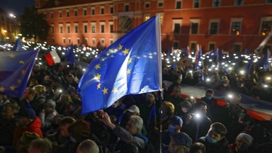 "Zostajemy w UE". Dziesiątki tysięcy ludzi na ulicach, manifestacje w 160 miastach i miasteczkach