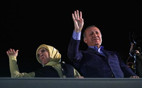 Erdoganova sultanska pozicija biće još destruktivnija  AKgktkqTURBXy82MGFlNWNiY2Y4MjU0YTYzMmQ1NTRkMjMwZmQxNDBlYy5qcGVnk5UCzQMUAMLDlQLNAdYAwsOVB9kyL3B1bHNjbXMvTURBXy8xZDc0Y2I0MTcwNTk1MDQzNjYyOWNhYmQ2MDZmNTBmNi5wbmcHwgA