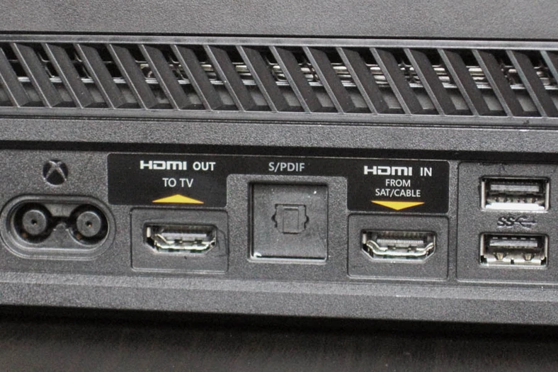 Gniazda HDMI, dzięki którym oglądanie telewizji na Xbox One stanie przed tobą otworem